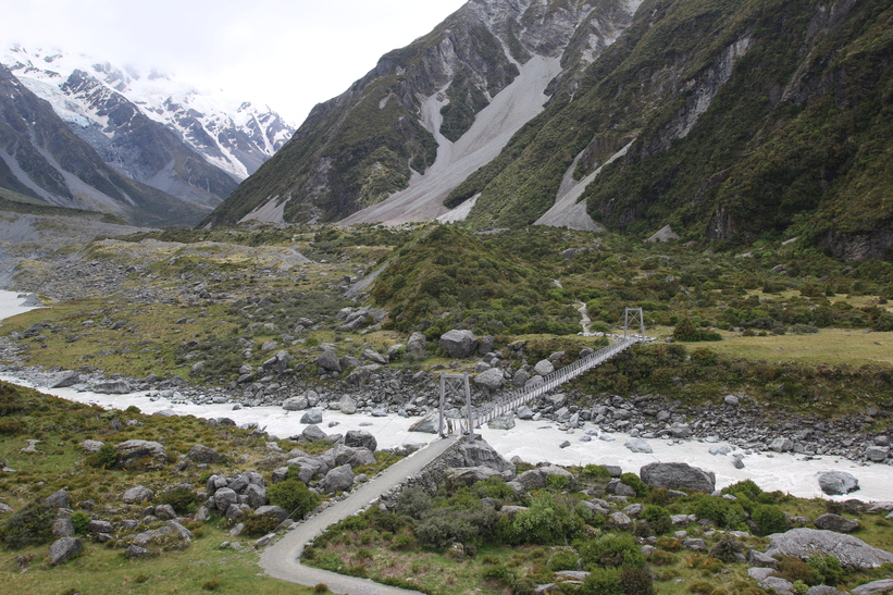 Suspension bridge on Lake Hooker path