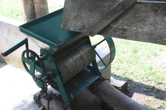 Machine to extract the beans